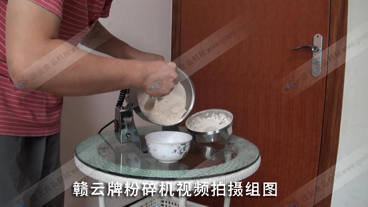 500克搖擺螺紋式粉碎機(jī)打黑豆