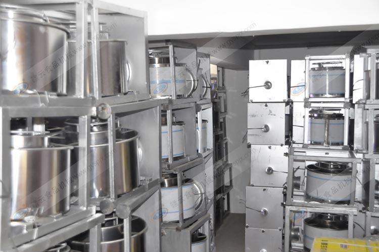 贛云食品機(jī)械廠倉庫一角