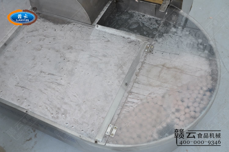 自動(dòng)煮丸水槽中定型的肉丸