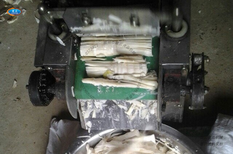 切菜機(jī)切筍進(jìn)行中